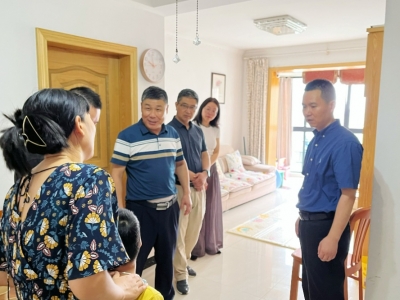 双节慰问，，，，，，，，情暖人心！威廉希尔williamhill科技党支部走访慰问结对帮扶工具